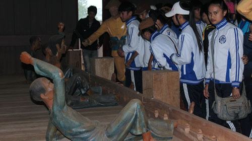 Học lịch sử trong nhà ngục