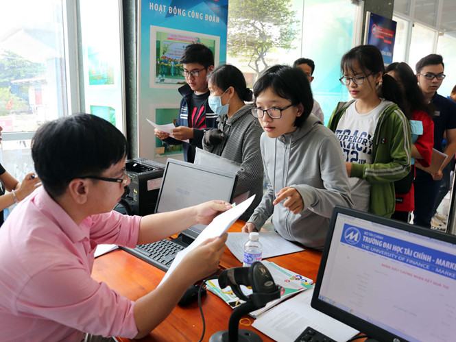 Thí sinh làm thủ tục nhập học tại Trường ĐH Tài chính - Marketing /// Ngọc Dương