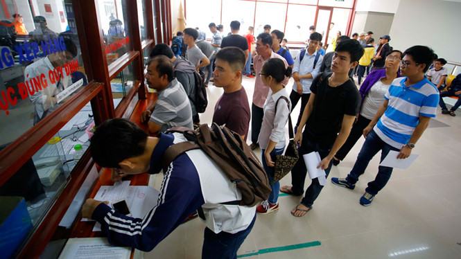 Sinh viên làm thủ tục nhập học tại một trường ĐH năm 2017 /// Ảnh: Ngọc Dương