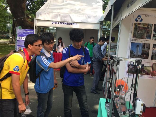 Sinh viên Trường ĐH Bách khoa TP.HCM tham gia nghiên cứu khoa học /// Hà Ánh