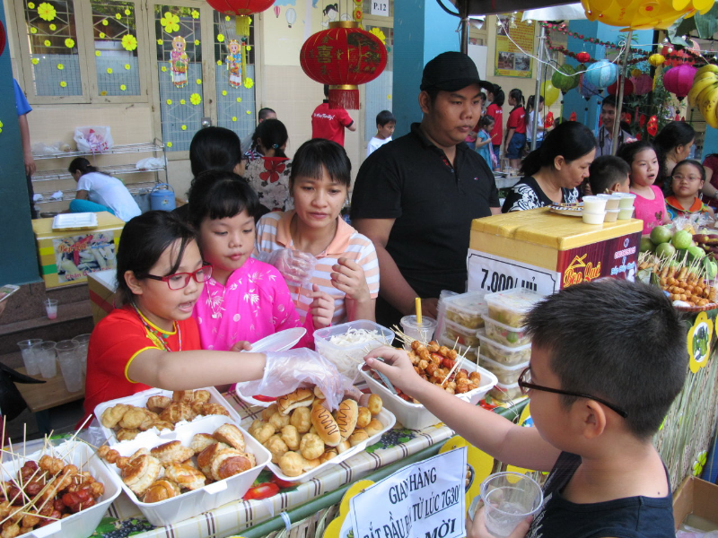 Phụ huynh, học sinh cùng chung tay thực hiện ngày hội gây quỹ hỗ trợ người nghèo - Ảnh: C.Khôi