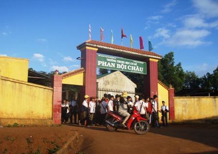 Học sinh bị phạt gần 30 triệu đồng vì phản đối thay GV chủ nhiệm