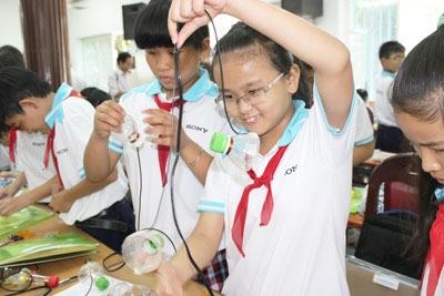 Học sinh chế tạo tai nghe từ vật liệu tái chế