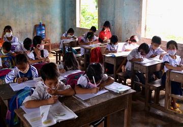 Học sinh đeo khẩu trang trong lớp vì hôi thối