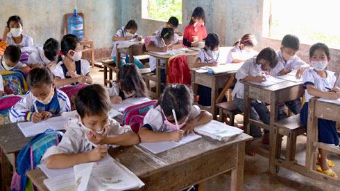 Học sinh đeo khẩu trang trong lớp vì mùi thối