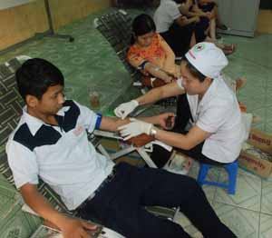 Học sinh hiến máu cứu người