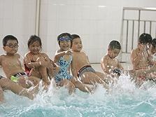 Học sinh học bơi, các trường cũng… bơi