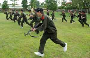 Học sinh học làm chiến sĩ công an