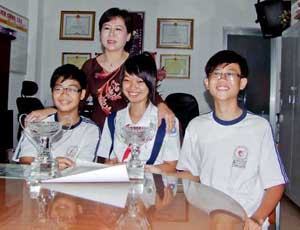 Học sinh làm phim chống hút thuốc