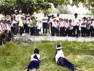 Học sinh luyện tập sống chung với lũ