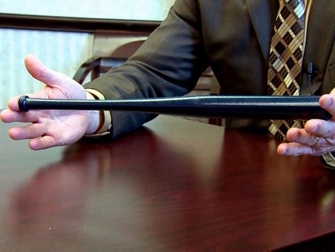 Cây gậy được trang bị cho hệ thống trường học Millcreek Township nhằm chống xả súng  /// Chụp từ clip