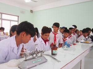 Học sinh ngoại thành chọn học nghề