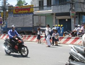 Học sinh qua đường nguy hiểm