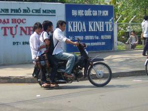 Học sinh, sinh viên vi phạm an toàn giao thông: Khó kiểm soát