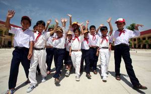 Học sinh thành phố vào năm học mới