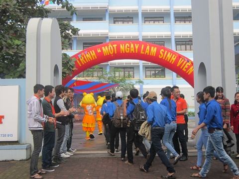 Học sinh THPT thử làm sinh viên