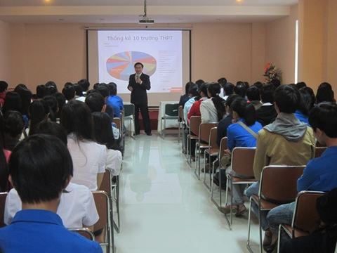 C&aacute;c giảng vi&ecirc;n đang hướng nghiệp cho c&aacute;c em học sinh.