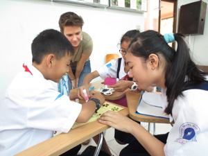 Học sinh tiếp cận phương pháp học tập mới