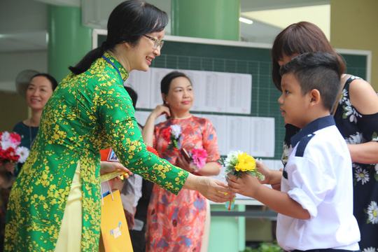 Học sinh TP HCM tựu trường vào ngày 20-8