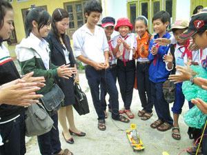 Học sinh trường làng sáng chế máy hút rác