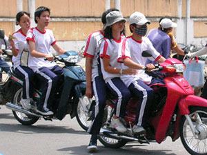 Học sinh vi phạm an toàn giao thông: Lỗi do đâu?