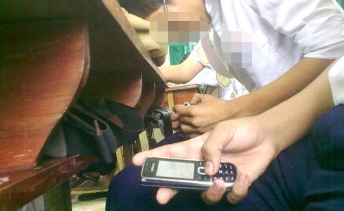 Học sinh vô tư sử dụng ĐTDĐ trong giờ học