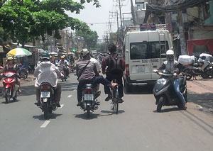 Học sinh “vô tư” vi phạm giao thông