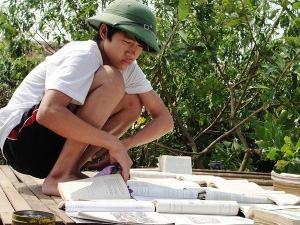 Học sinh vùng lũ đang “khát” sách giáo khoa