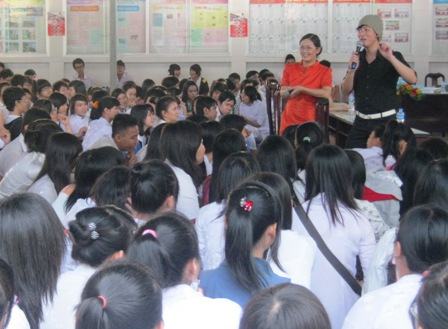 Học sinh yêu, tư vấn viên cũng “cuống”