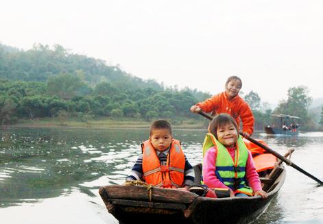 Học trò 8 tuổi lái đò đến trường