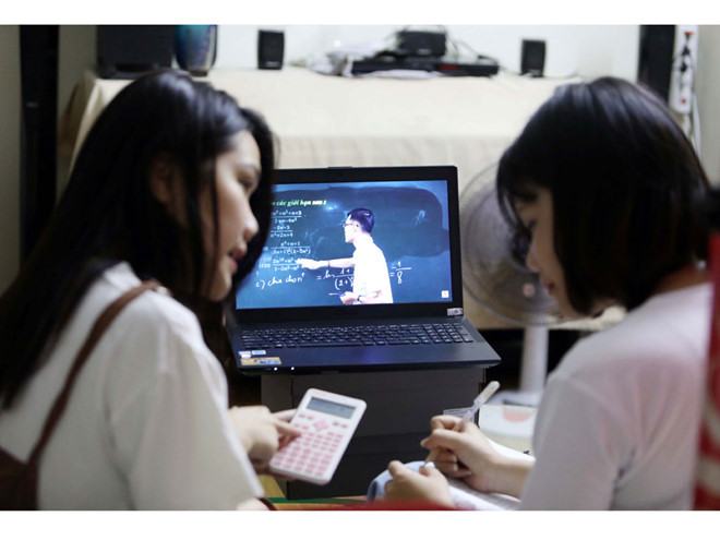 Học sinh tham gia một buổi học trực tuyến trong lúc không đến trường do dịch Covid-19 /// Ngọc Dương