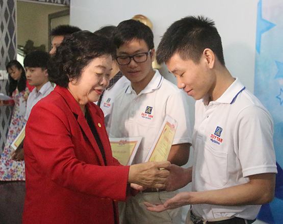 41 học sinh được trao học bổng Vừ A Dính