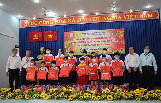 Trao 80 triệu học bổng, quà Tết cho học sinh khó khăn