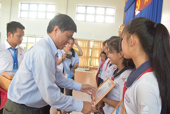 Trao 350 suất học bổng cho học sinh nghèo