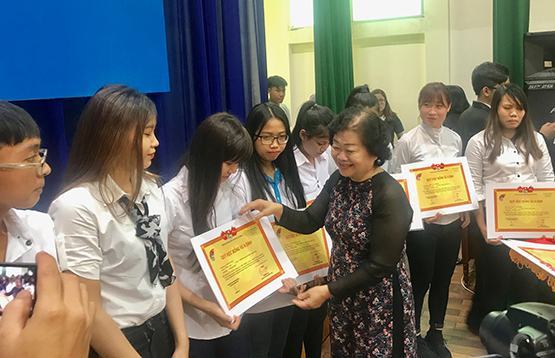 Trao 149 suất học bổng Vừ A Dính cho sinh viên