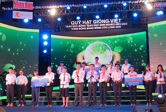 Trao 1.300 suất học bổng cho học sinh Đồng bằng sông Cửu Long