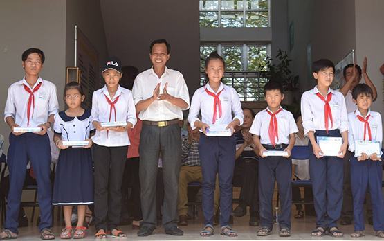 Trao 100 triệu đồng học bổng cho học sinh nghèo Long An