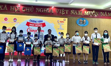 TP.HCM: Thêm 150 học sinh nhận học bổng “Cùng em vượt khó đến trường”