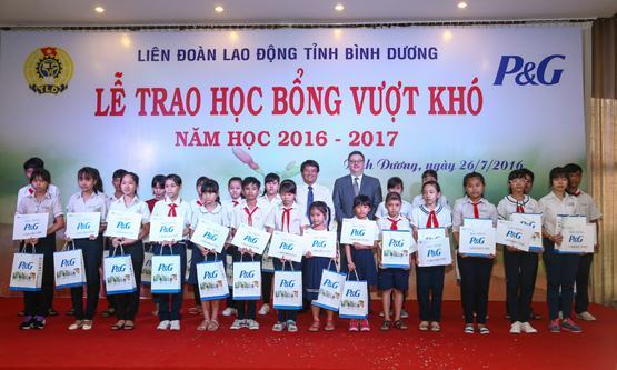 Trao tương lai tươi sáng cho học sinh nghèo hiếu học