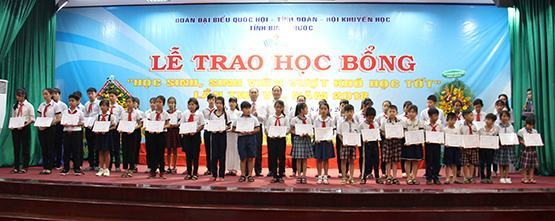 Bình Phước: Tặng học bổng 1,4 tỷ đồng cho học sinh, sinh viên