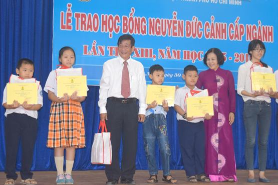 Học bổng cho con giáo viên có hoàn cảnh khó khăn