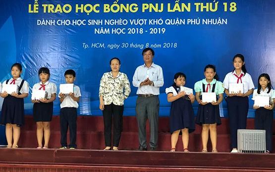 PNJ trao hơn 100 triệu đồng tiền học bổng