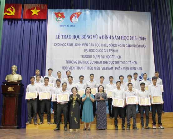 220 HS-SV được nhận học bổng Vừ A Dính