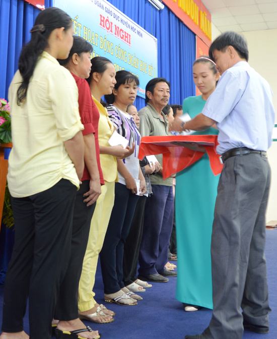 Quà Tết đến với giáo viên, người nghèo