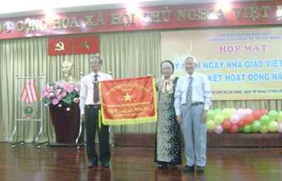 Hội cựu giáo chức TP.HCM nhận cờ luân lưu