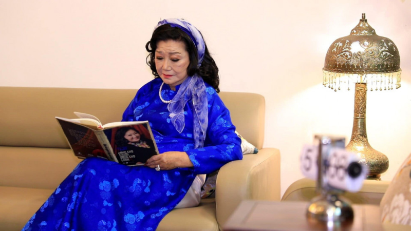 NSND Kim Cương cầm trên tay quyển hồi ký ra mắt năm 2016 với tên gọi Sống cho người, sống cho mình