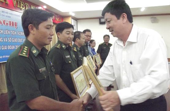 Tăng cường xóa mù chữ, mở lớp vi tính cộng đồng