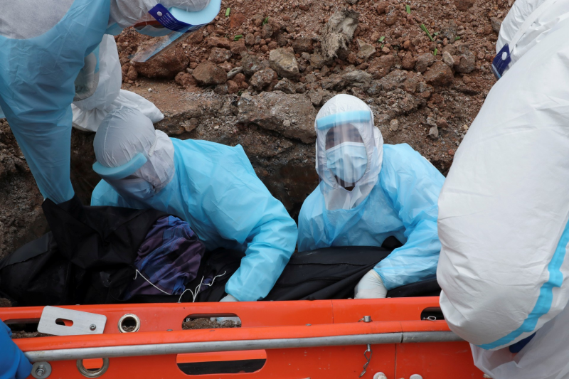 Chôn cất nạn nhân Covid-19 ở Shah Alam, Malaysia /// Reuters