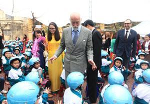 Hơn 1.000 mũ bảo hiểm được trao tặng cho HS