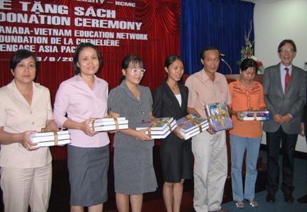 Hơn 10.000 giáo trình dành tặng cho 26 ĐH, CĐ khu vực phía Nam